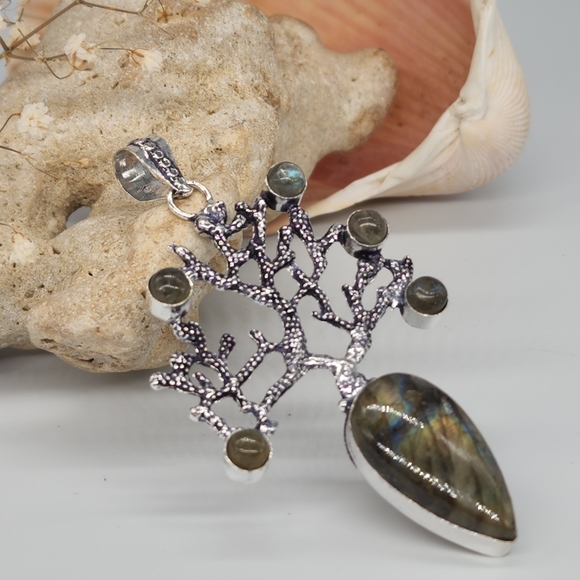 Natural Beautiful Labradorite Stone Silver Pendant - Picture 1 of 6